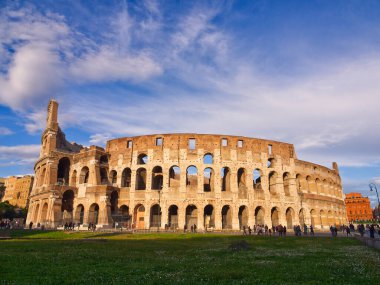 Roma Kolezyumu, gün batımında mavi gökyüzünün altında görkemli renkler, İtalya 