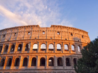 Roma Kolezyumu cephesi Gün batımı renkleriyle, İtalya 