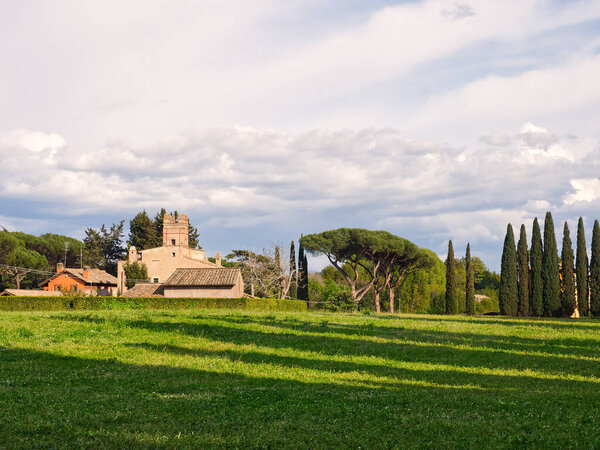Пейзаж дома в сельской местности, Рим, Италия. Высокое качество фото
