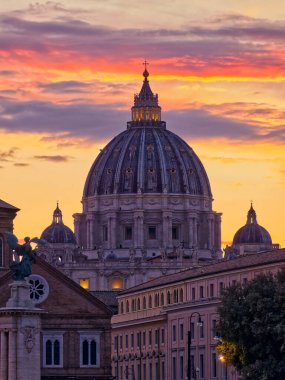 Aziz Peters Bazilikası muhteşem günbatımı renkleriyle, Vatikan, Roma, İtalya 