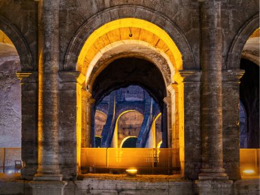 Bahar gecesi Roma Kolezyumu 'nun aydınlatılmış kapısı. Roma, İtalya 