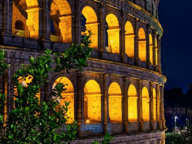 Bahar gecesi Roma Kolezyumu 'nun aydınlanmış yüzü. Roma, İtalya 