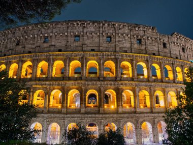 Bahar gecesi Roma Kolezyumu 'nun aydınlanmış yüzü. Roma, İtalya 