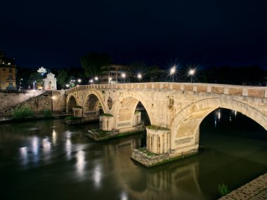 Gece boyunca Tiber Nehri Köprüsü 'nü aydınlattı. Roma, İtalya 