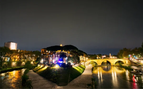 Roma, İtalya 'daki tarihi Tiber adasının gece manzarası 