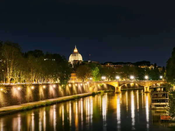 Idyllic tiber nehir gece manzarası. Şehir ışıkları su ve arkadaki kilise kubbesine yansıyor, Roma, İtalya. 