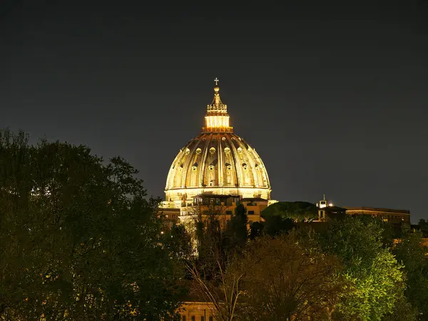 Tiber nehrinin yukarısındaki Roma mahallesinde. Ev, bir kilise kubbesine bakıyor. Roma, İtalya 