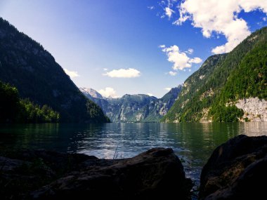 Almanya 'nın Bavyera kentindeki Konigssee gölünün yüksek açılı manzarası 
