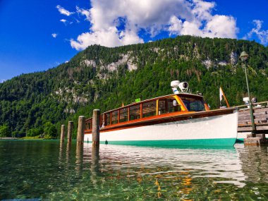 Almanya, Bavyera 'da Konigssee Gölü' nde elektrikli tekneler. Yüksek kalite fotoğraf