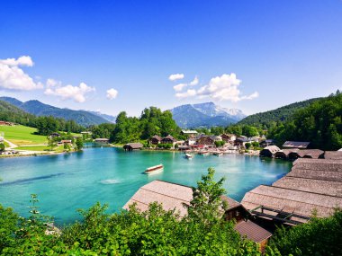 Almanya, Bavyera 'daki Konigssee gölü ve limanının genel görünümü. Yüksek kalite fotoğraf