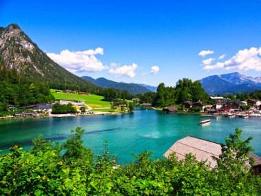 Almanya, Bavyera 'daki Konigssee gölü ve limanının genel görünümü. Yüksek kalite fotoğraf