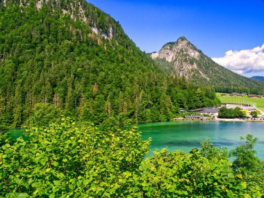 Almanya, Bavyera 'daki Konigssee gölü ve limanının genel görünümü. Yüksek kalite fotoğraf