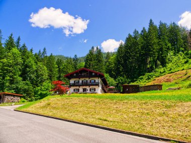Tipik Bavyera dağlık evi yazın güneşli bir günde, Bavyera, Almanya