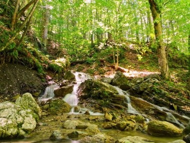Dağ şelalesi etkisi uzun sürer. Yüksek kalite fotoğraf