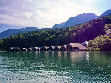 Almanya, Bavyera 'da güneş ışığı altında Konigssee göl evi. Yüksek kalite fotoğraf