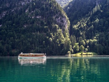 Almanya, Bavyera 'da Konigssee Gölü' nde bir tur teknesi. Yüksek kalite fotoğraf
