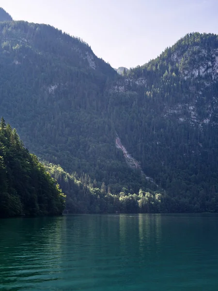 Almanya, Bavyera 'daki Konigssee gölünün görkemli portresi. Yüksek kalite fotoğraf