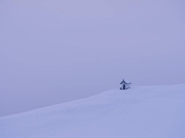 Beyaz kar manzaralı küçük bir kilise. Yüksek kalite fotoğraf