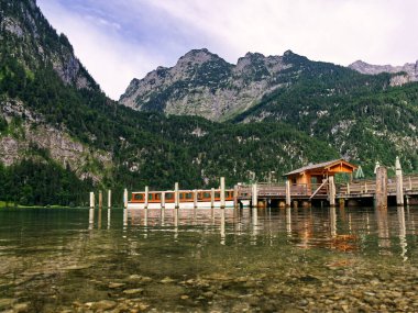 Jetty gölün temiz sularına yansıyor. Almanya, Bavyera 'daki Konigssee Gölü manzarası 