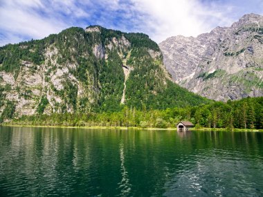 Dağ sırası, kayıkhane ve orman yansımaları Konigssee Gölü 'nde. Almanya, Bavyera 'da Güzel Manzara 