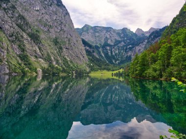 Berchtesgaden 'deki Obersee Gölü manzaralı ulusal park yansımaları, Bavyera, Almanya 
