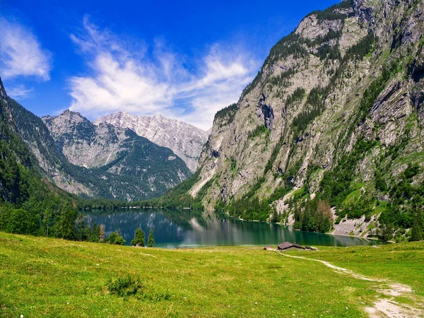 Berchtesgaden Ulusal Parkı, Bavyera, Almanya 'da Obersee Gölü' nün görkemli yüksek açılı manzarası.