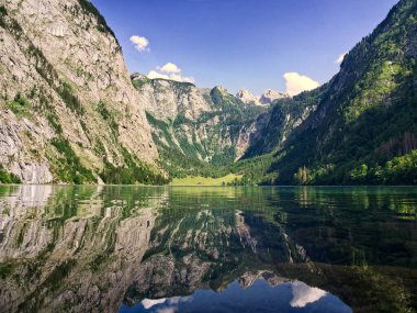Berchtesgaden Milli Parkı 'ndaki Obersee Gölü manzarası. Dağlar göle yansıyor. Bavyera, Almanya 