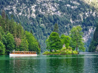 Almanya, Bavyera 'da Konigssee Gölü' nde bir tur teknesi. Yüksek kalite fotoğraf