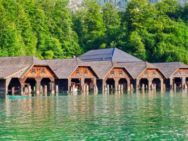 Almanya, Bavyera 'da güneş ışığı altında Konigssee göl evi. Yüksek kalite fotoğraf