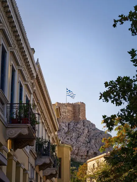 Yunanistan, Atina, Plaka 'dan Yunan bayrağı manzaralı Akropolis. Yüksek kalite fotoğraf