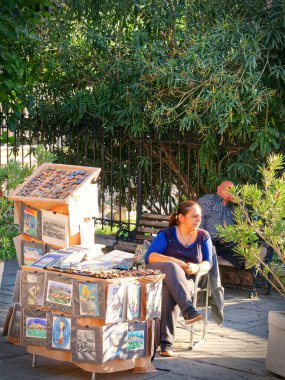 Atina, Yunanistan - 5 Kasım 2023: Kişisel sanat eserleri satan sokak sanatçısı 