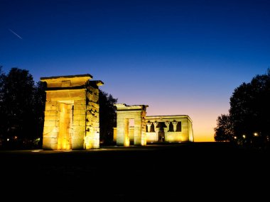 Mavi saat renklerinde Temple Debod. Madrid, İspanya 