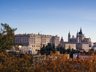 Madrid Kraliyet Sarayı şehir manzarası günbatımı renklerinde. İspanya 