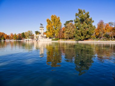 Gündüz vakti Etiro Park City Gölü 'nde. Yansımalar gölde yapılır. Madrid, İspanya 