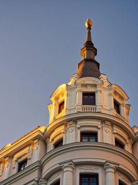 Gökyüzü mavi olan şehir manzaralı şehir binası, Madrid, İspanya 