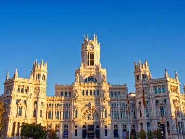 Madrid, İspanya 'da açık gökyüzü altında gün batımından önce Cibeles Belediye Sarayı' nın altın rengi 