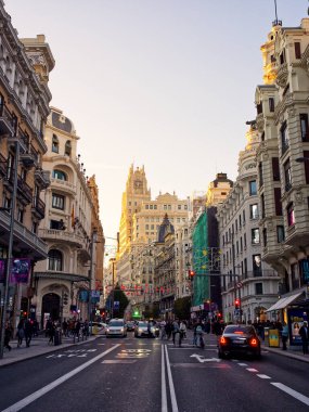 Madrid, İspanya - 19 Kasım 2023: Gün batımı renklerinde Gran Via görünümü 