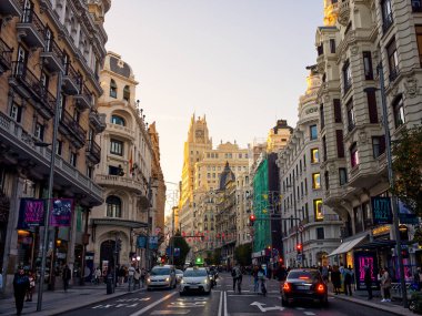 Madrid, İspanya - 19 Kasım 2023: Gün batımı renklerinde Gran Via görünümü 