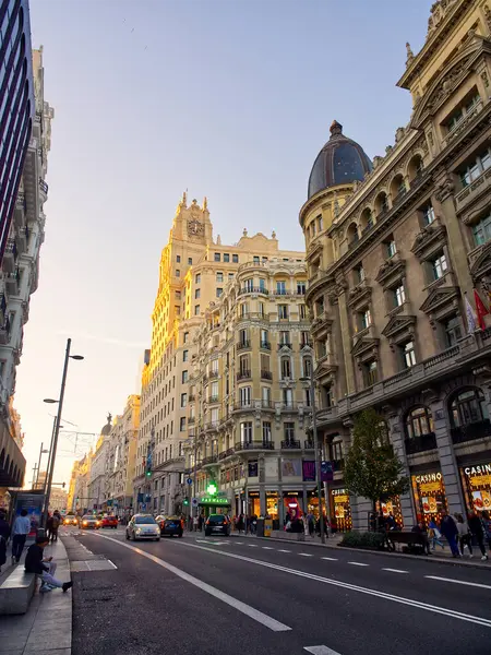 Madrid, İspanya - 19 Kasım 2023: Gün batımı renklerinde Gran Via görünümü 