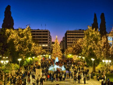  İnsanlarla dolu sintagma kare manzarası ve Noel ağacı