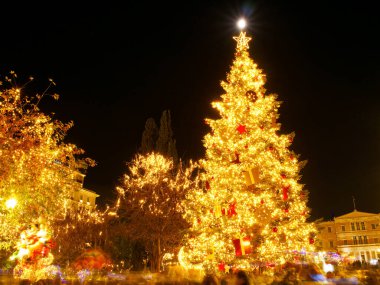Noel gecesi Syntagma Meydanı 'nda Noel ağacı insanlarla dolu, Atina, Yunanistan 