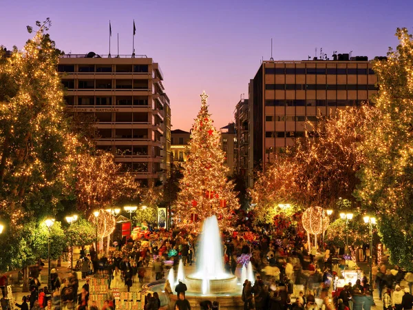 Noel akşamı kalabalık bir Sintagma meydanı dolusu insan, Atina, Yunanistan. Yüksek kalite fotoğraf