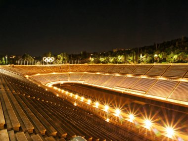Işıklarla aydınlatılmış bir gece ziyareti sırasında Atina 'nın Panathenaic Stadyumu' nun yüksek açılı manzarası. Yunanistan 