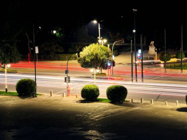 Şehir sokak lambası karanlıkta yol alıyor. Panathenaic stadyumunun önündeki hava manzarası, Atina, Yunanistan 