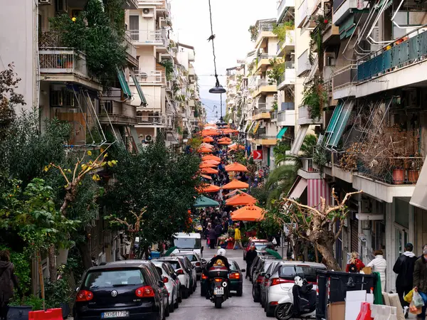 Atina, Yunanistan - 31 Aralık 2023: Atina şehir merkezindeki Exarcheia bölgesindeki Kallidromiou Caddesi 'ndeki ünlü sokak pazarı. 
