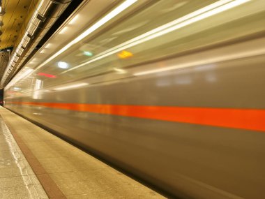 Metro metro platformu uzun süre korunuyor. Bulanık hareket. 