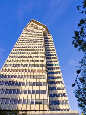 Barselona, İspanya - 20 Kasım 2022: Edificio Colon düşük açı görüşü. 28 katlı ve 110 metre yüksekliğinde bir ofis gökdeleni.. 