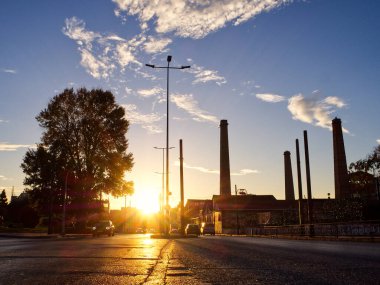 Şehir yolu, eski bir fabrikanın arkasında gün batımı. Technopolis, Gazi, Atina, Yunanistan
