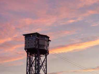 Barselona, İspanya - 29 Şubat 2024: Günbatımı renklerinde Torre Sant Sebastia. 