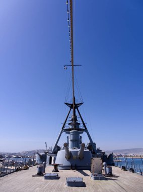 Atina, Yunanistan - 31 Mart 2023: Güneşli bir günde Georgios Averof savaş gemisi ve müzesi manzarası dışında. Flisvos Marina 'ya yanaştı.. 